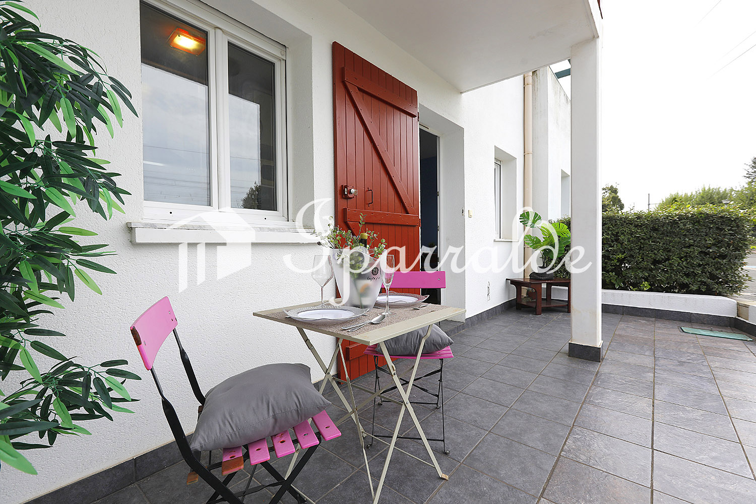 À 6 minutes à pied de la Grande Plage d’Hendaye, découvrez cet appartement T3 traversant situé dans une résidence récente et prisée, avec piscine, jardins et fronton. À 6 minutes à pied de la Grande Plage d’Hendaye, découvrez cet appartement T3 traversant situé dans une résidence récente et prisée, avec piscine, jardins et fronton.