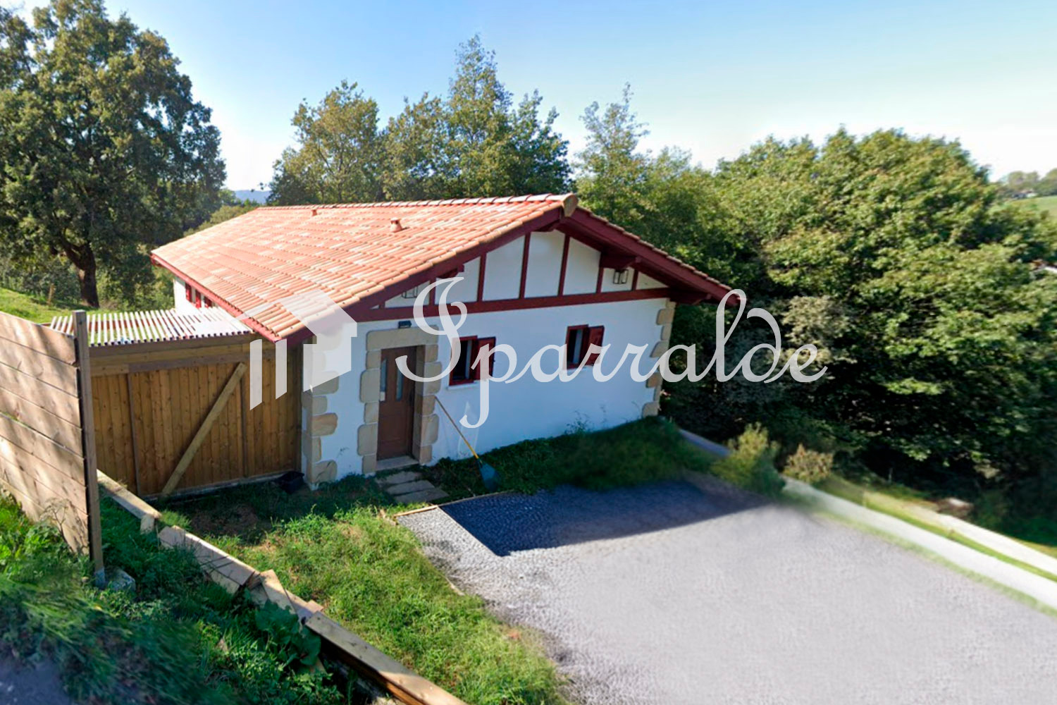 À deux pas de l’Océan et nichée dans un cadre verdoyant et calme, découvrez cette villa contemporaine neuve répondant aux dernières normes 
