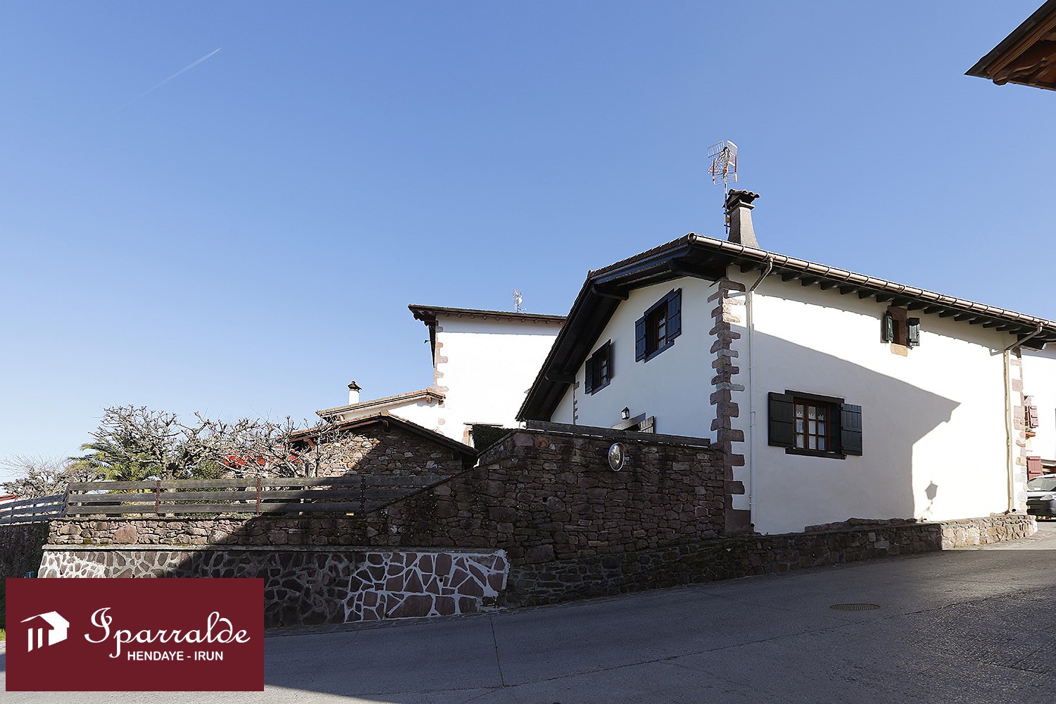 Magnifique Maison de ville T5, style Basque et située à 5 km de Sare (64)