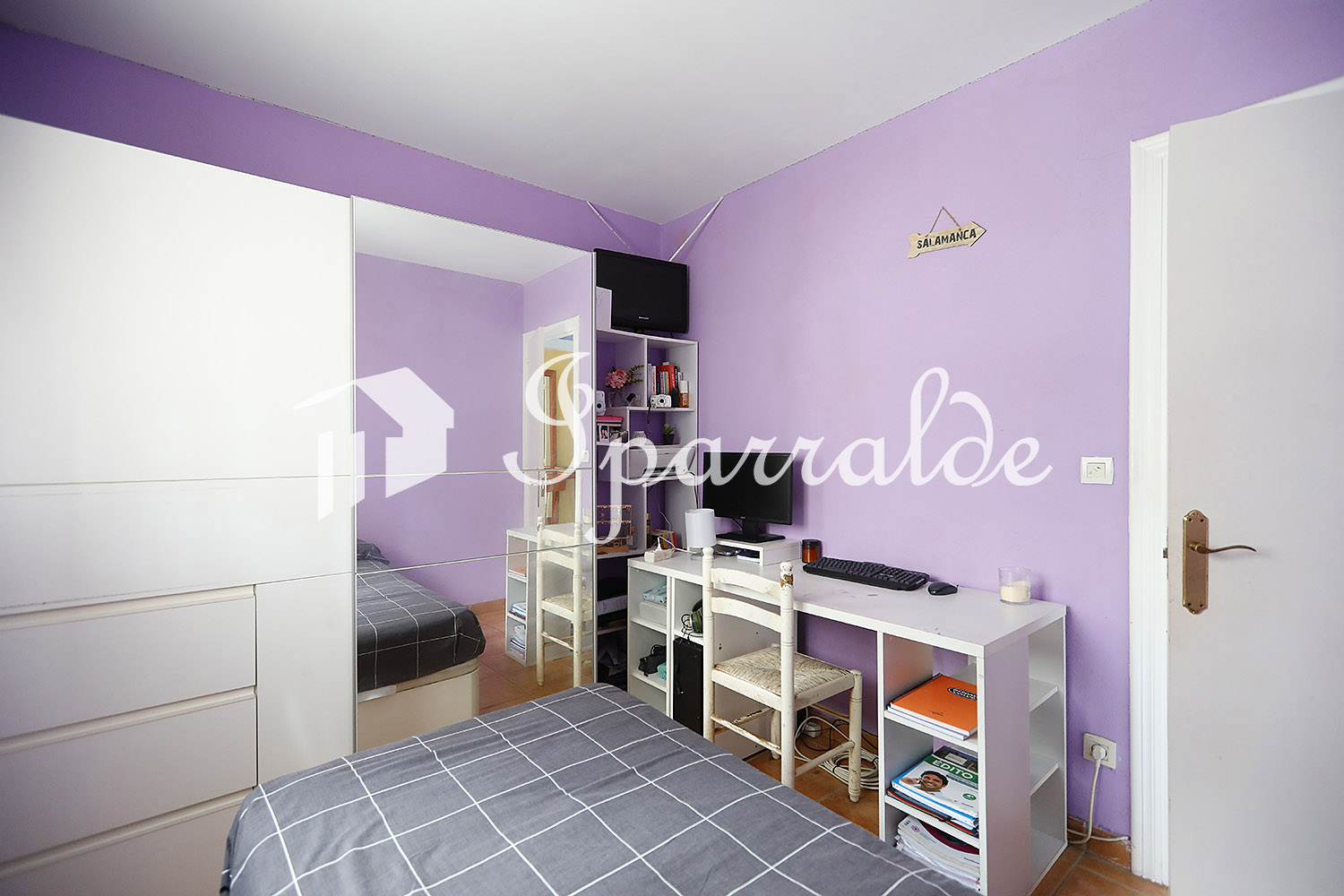 À 6 minutes à pied de la Grande Plage d’Hendaye, découvrez cet appartement T3 traversant situé dans une résidence récente et prisée, avec piscine, jardins et fronton. À 6 minutes à pied de la Grande Plage d’Hendaye, découvrez cet appartement T3 traversant situé dans une résidence récente et prisée, avec piscine, jardins et fronton.