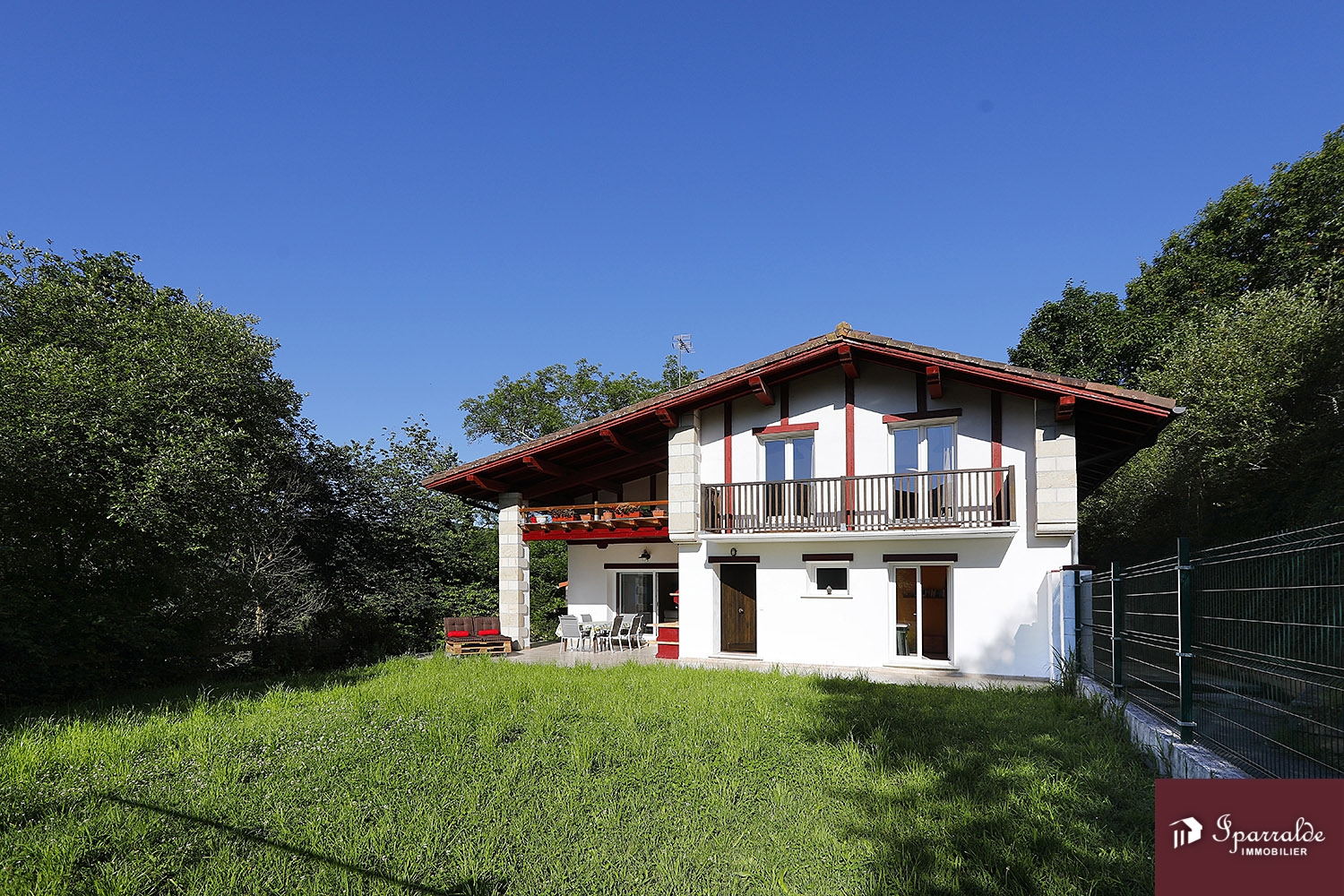 Magnifique Maison bifamiliale de style Basque à acheter, située à ...