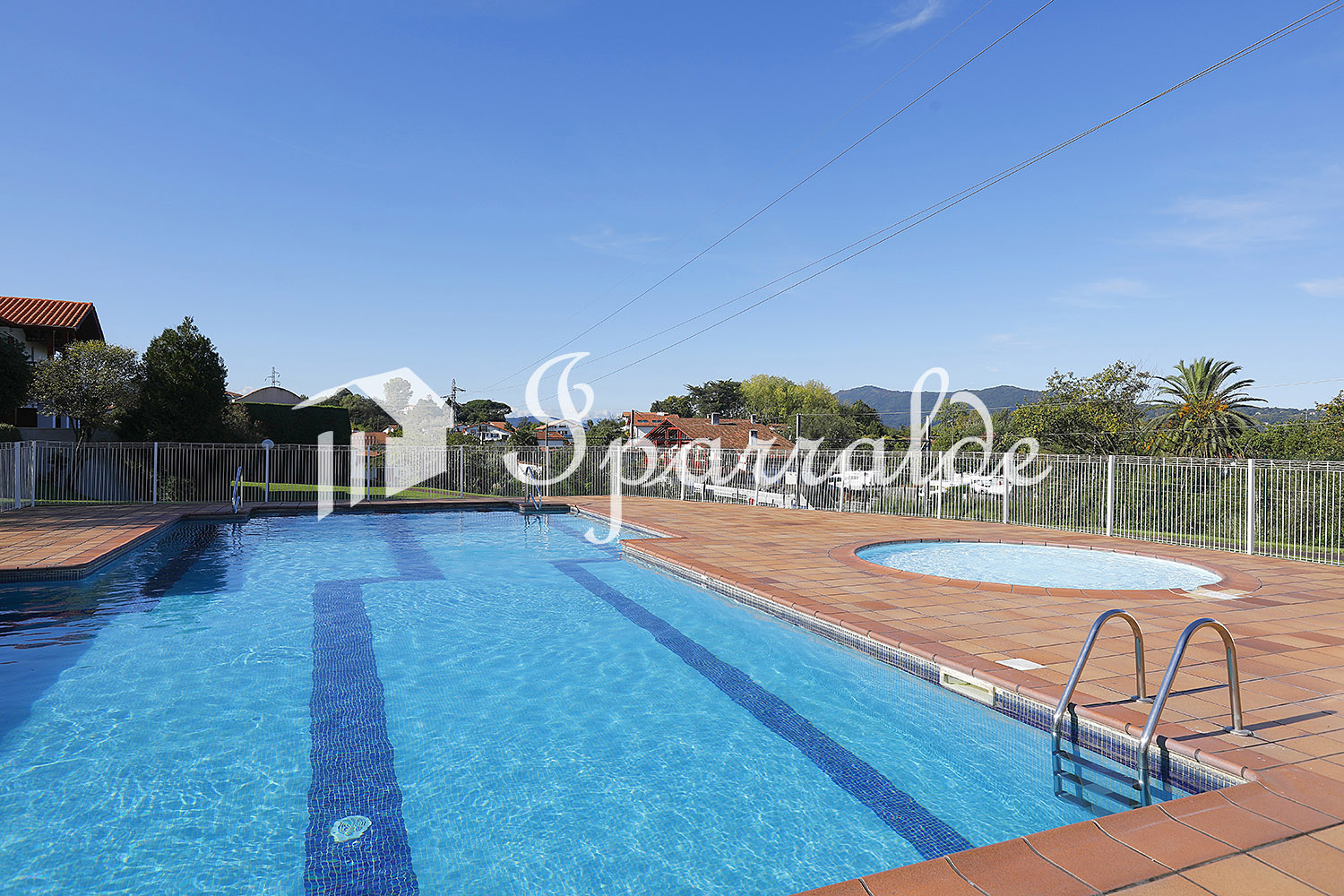 À 6 minutes à pied de la Grande Plage d’Hendaye, découvrez cet appartement T3 traversant situé dans une résidence récente et prisée, avec piscine, jardins et fronton. À 6 minutes à pied de la Grande Plage d’Hendaye, découvrez cet appartement T3 traversant situé dans une résidence récente et prisée, avec piscine, jardins et fronton.