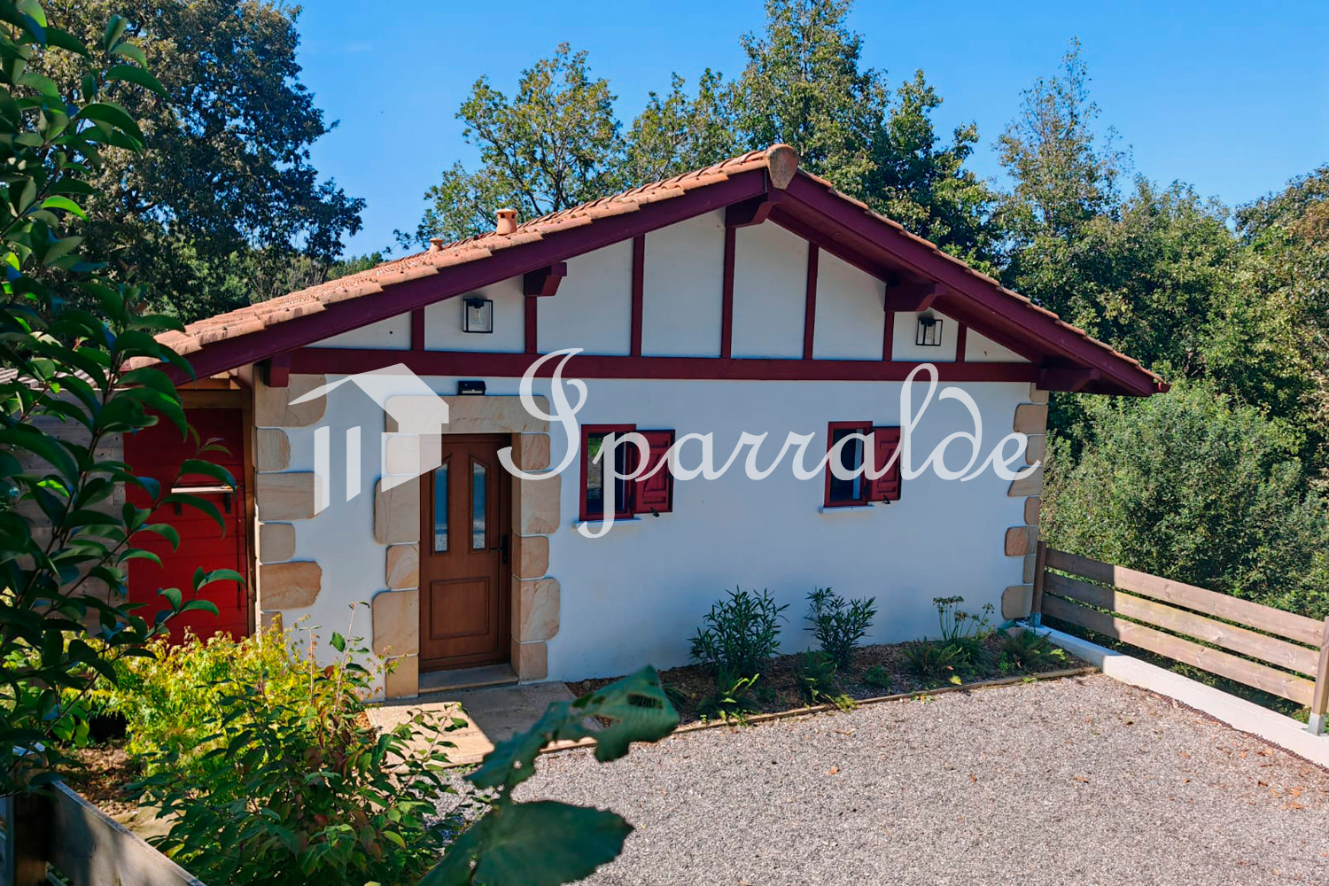 BIRIATOU – Maison contemporaine de plain-pied avec grand terrain et volumes évolutifs