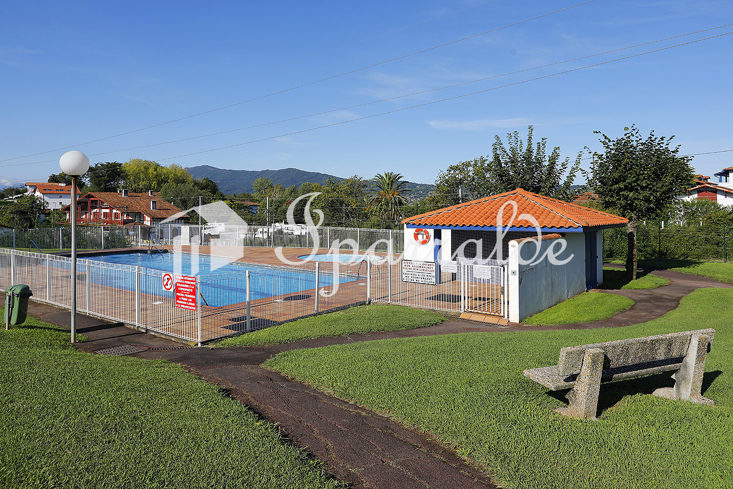 À 6 minutes à pied de la Grande Plage d’Hendaye, découvrez cet appartement T3 traversant situé dans une résidence récente et prisée, avec piscine, jardins et fronton. À 6 minutes à pied de la Grande Plage d’Hendaye, découvrez cet appartement T3 traversant situé dans une résidence récente et prisée, avec piscine, jardins et fronton.