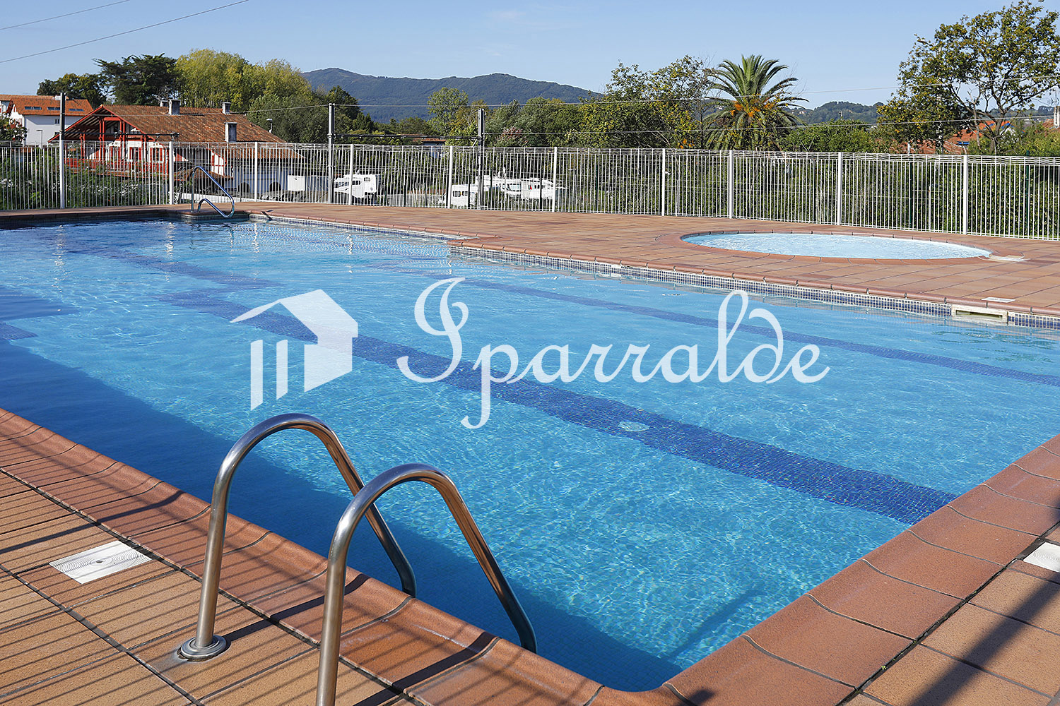 À 6 minutes à pied de la Grande Plage d’Hendaye, découvrez cet appartement T3 traversant situé dans une résidence récente et prisée, avec piscine, jardins et fronton. À 6 minutes à pied de la Grande Plage d’Hendaye, découvrez cet appartement T3 traversant situé dans une résidence récente et prisée, avec piscine, jardins et fronton.