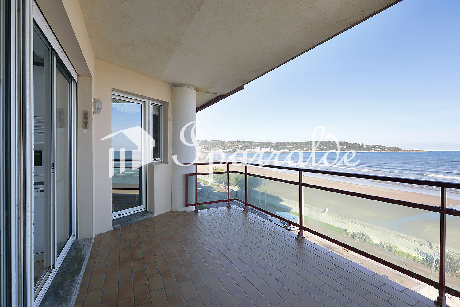 Un horizon qui change tout. L´art de vivre.
Il y a des biens rares… et puis il y a ceux qui marquent une vie. Cet appartement 2 pièces en plein Front de Mer à Hendaye Plage en fait partie.