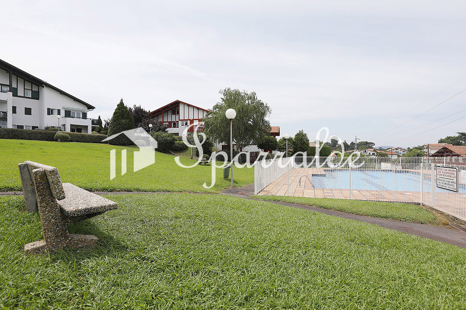 À 6 minutes à pied de la Grande Plage d’Hendaye, découvrez cet appartement T3 traversant situé dans une résidence récente et prisée, avec piscine, jardins et fronton. À 6 minutes à pied de la Grande Plage d’Hendaye, découvrez cet appartement T3 traversant situé dans une résidence récente et prisée, avec piscine, jardins et fronton.