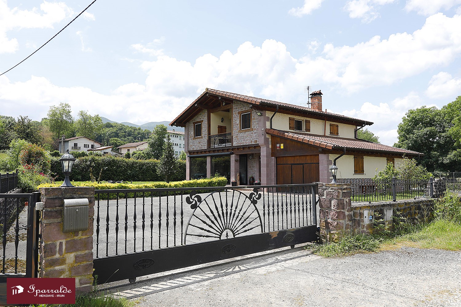 Magnifique Maison bifamiliale de style Basque à acheter, située à Biriatou, à 15 minutes des Plages (64)