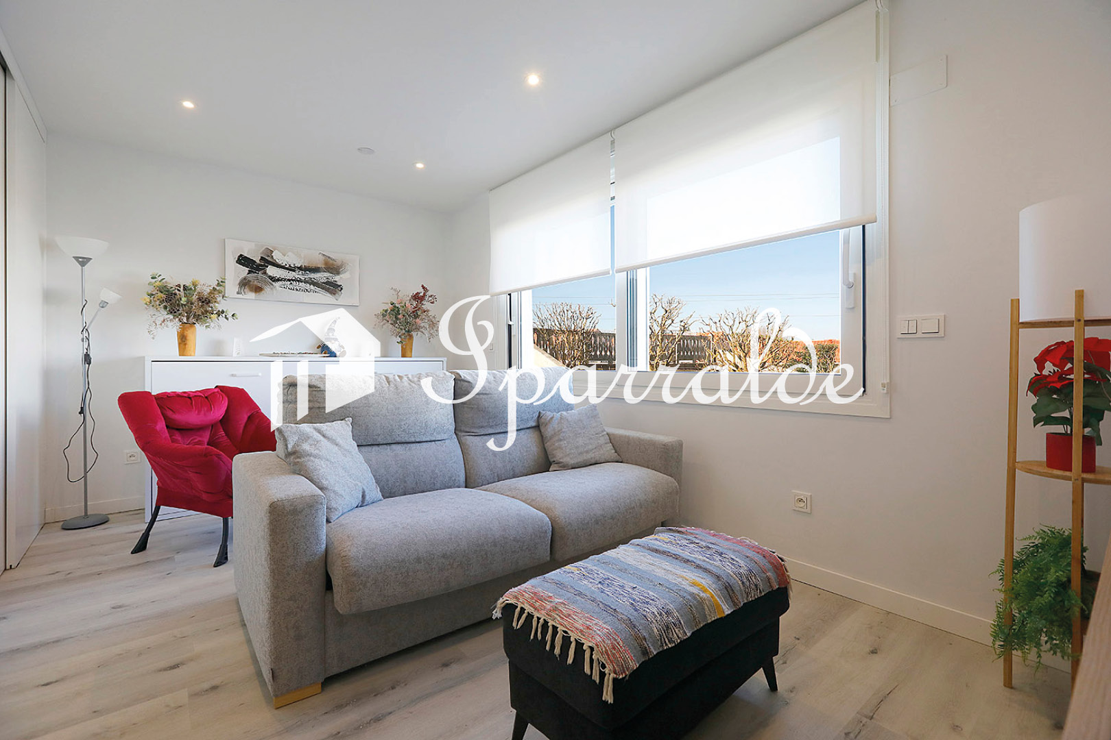 Situé dans un secteur recherché d’Hendaye, à seulement 5 minutes à pied de la plage, superbe appartement entièrement refait à neuf.