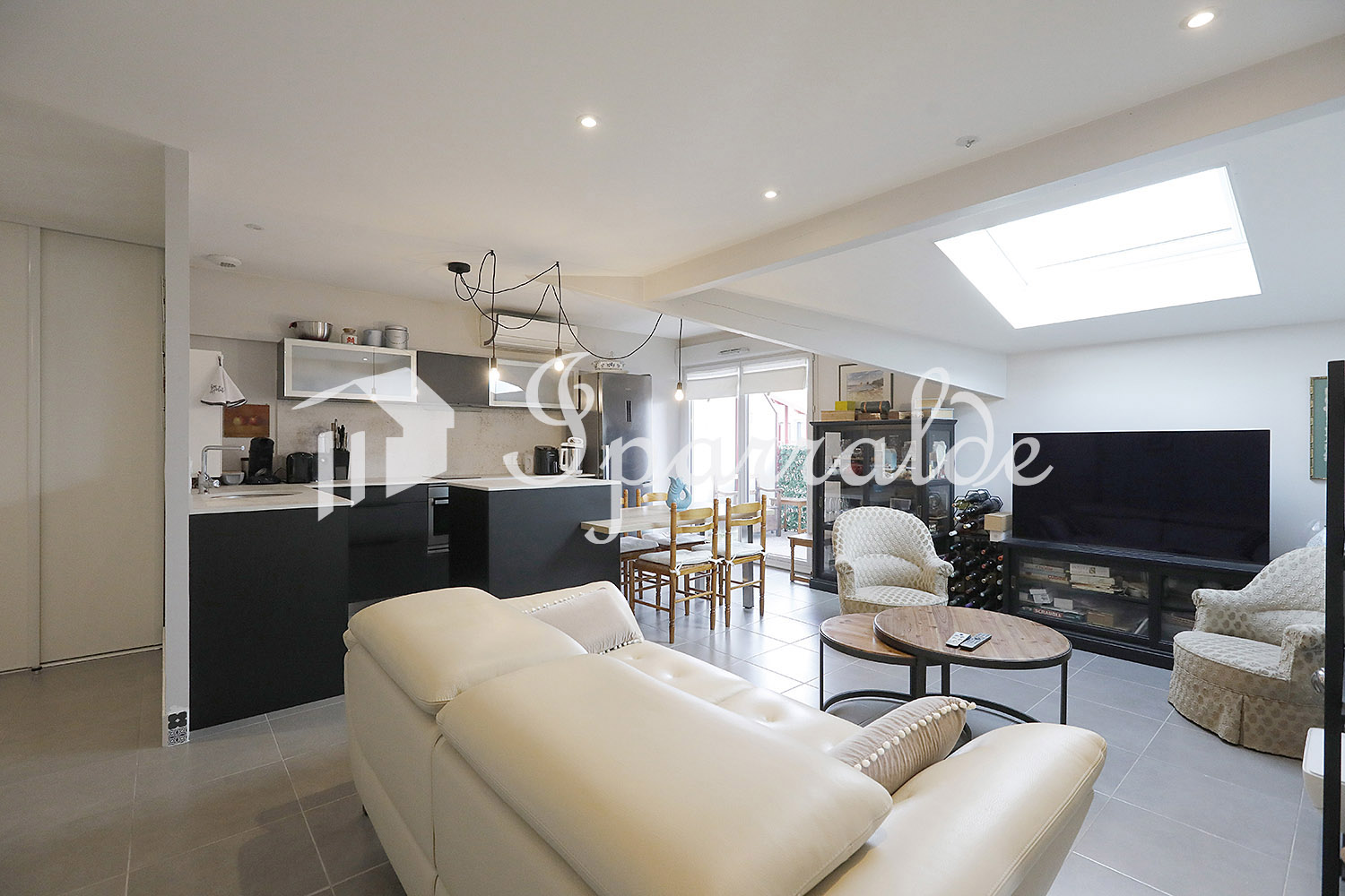 Hendaye Centre-ville : Grand T3 d’exception situé au dernier étage, Terrasse, Parking souterrain, Vue imprenable DPE C