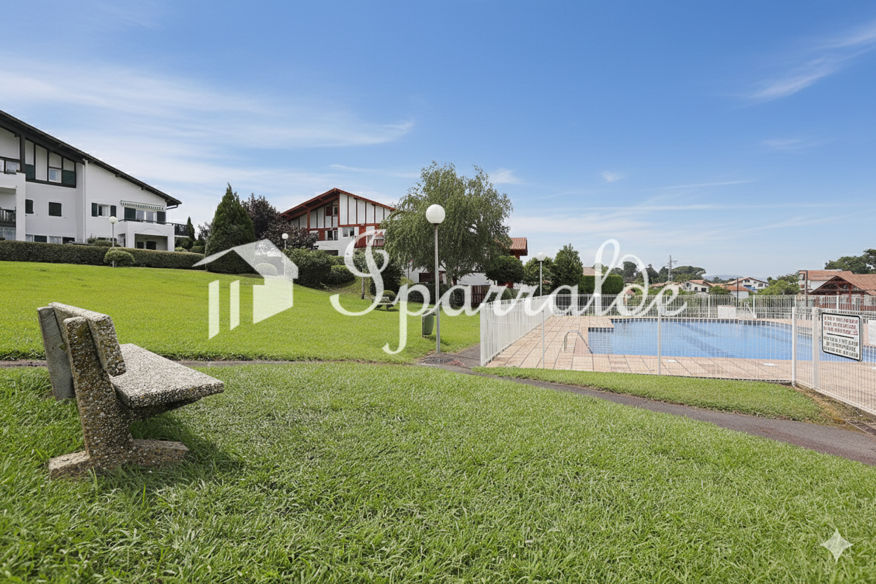 À 6 minutes à pied de la Grande Plage d’Hendaye, découvrez cet appartement T3 traversant situé dans une résidence récente et prisée, avec piscine, jardins et fronton.