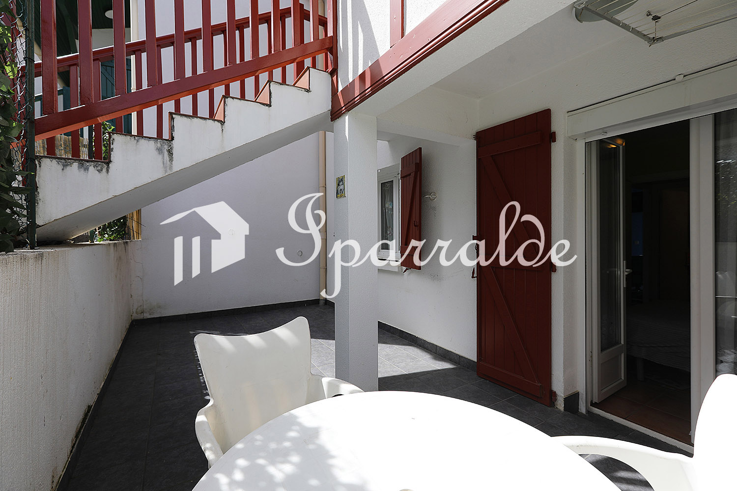 À 6 minutes à pied de la Grande Plage d’Hendaye, découvrez cet appartement T3 traversant situé dans une résidence récente et prisée, avec piscine, jardins et fronton. À 6 minutes à pied de la Grande Plage d’Hendaye, découvrez cet appartement T3 traversant situé dans une résidence récente et prisée, avec piscine, jardins et fronton.