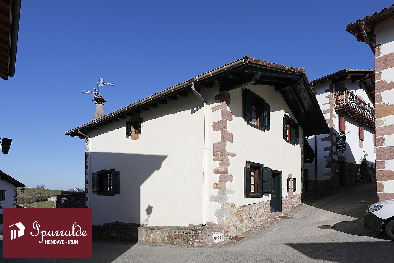 Magnifique Maison de ville T5, style Basque et située à 5 km de Sare (64)