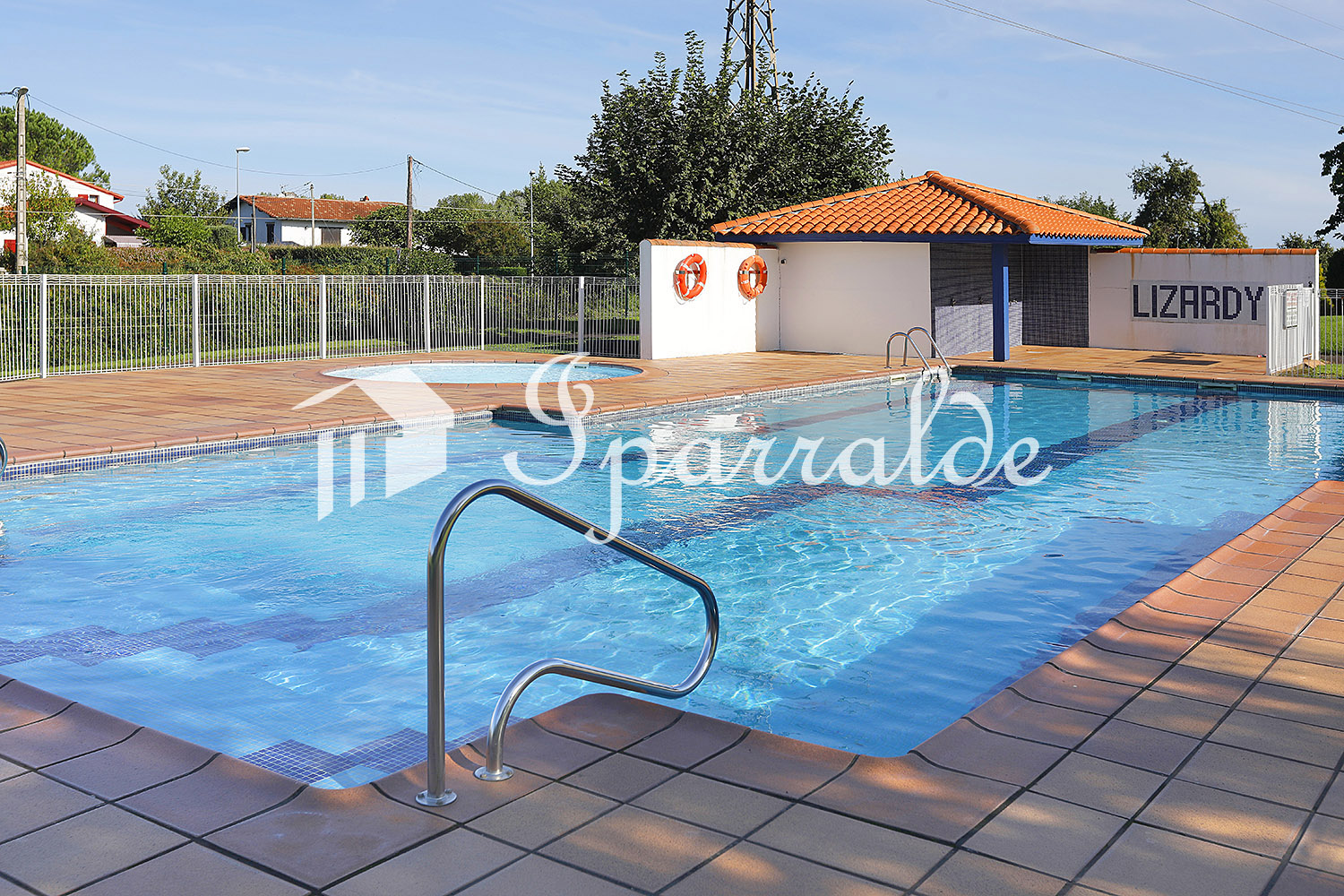 À 6 minutes à pied de la Grande Plage d’Hendaye, découvrez cet appartement T3 traversant situé dans une résidence récente et prisée, avec piscine, jardins et fronton. À 6 minutes à pied de la Grande Plage d’Hendaye, découvrez cet appartement T3 traversant situé dans une résidence récente et prisée, avec piscine, jardins et fronton.