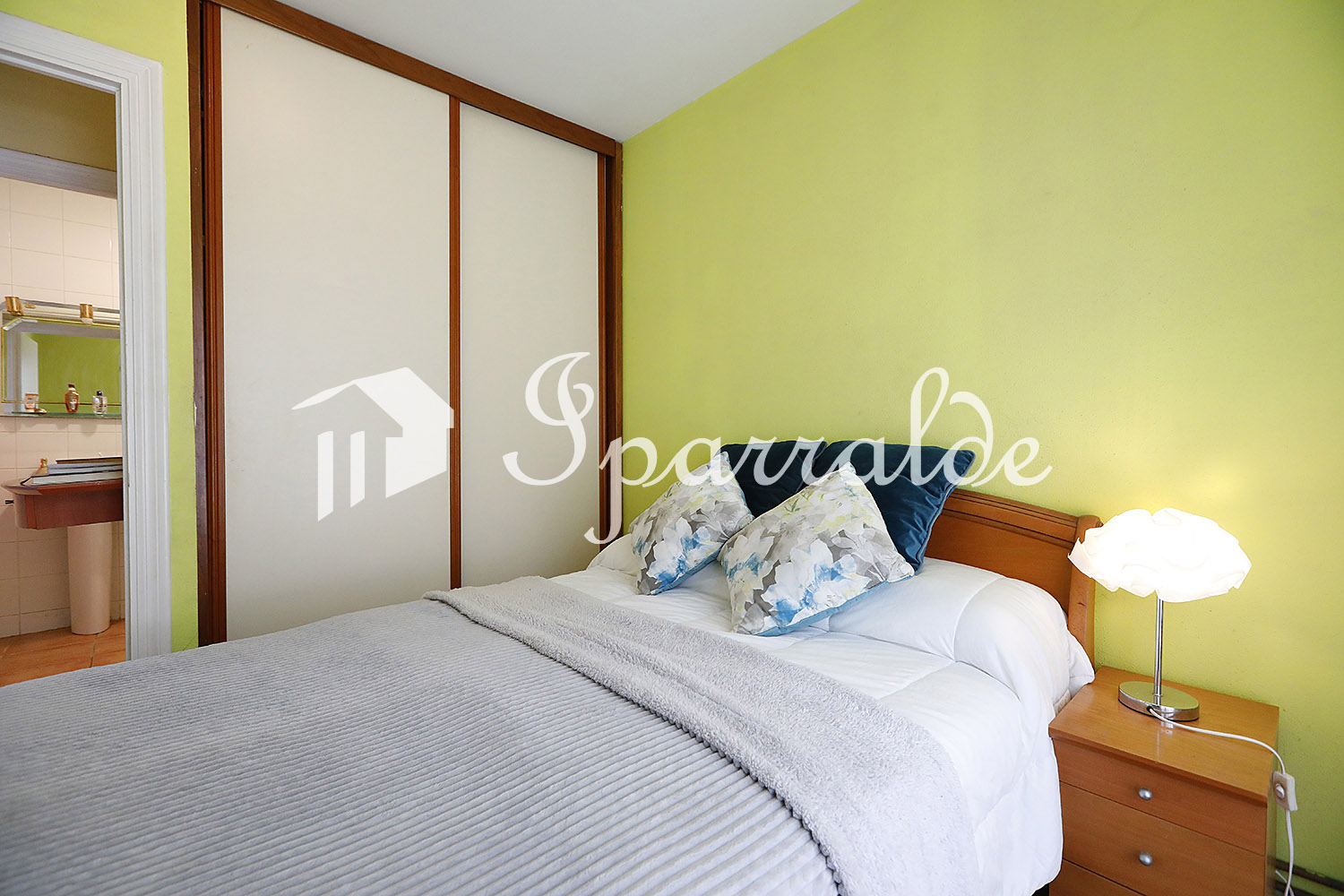 À 6 minutes à pied de la Grande Plage d’Hendaye, découvrez cet appartement T3 traversant situé dans une résidence récente et prisée, avec piscine, jardins et fronton. À 6 minutes à pied de la Grande Plage d’Hendaye, découvrez cet appartement T3 traversant situé dans une résidence récente et prisée, avec piscine, jardins et fronton.