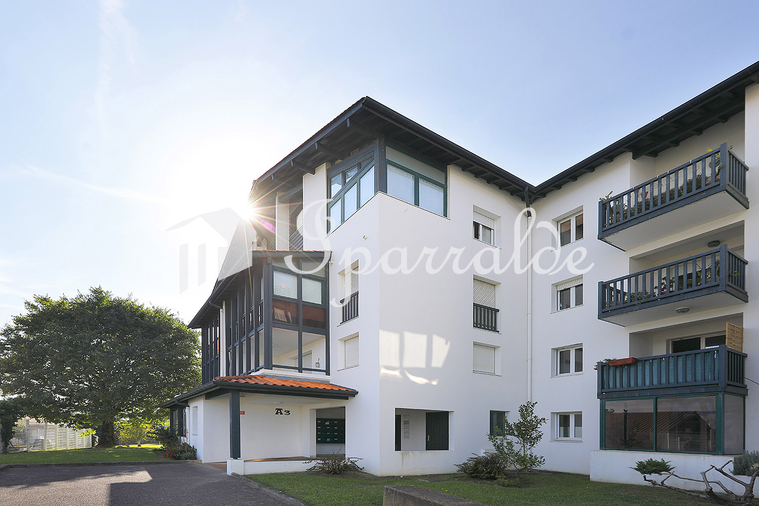 À vendre – T4 traversant avec Terrasse, Cave et Parking en Centre Ville.