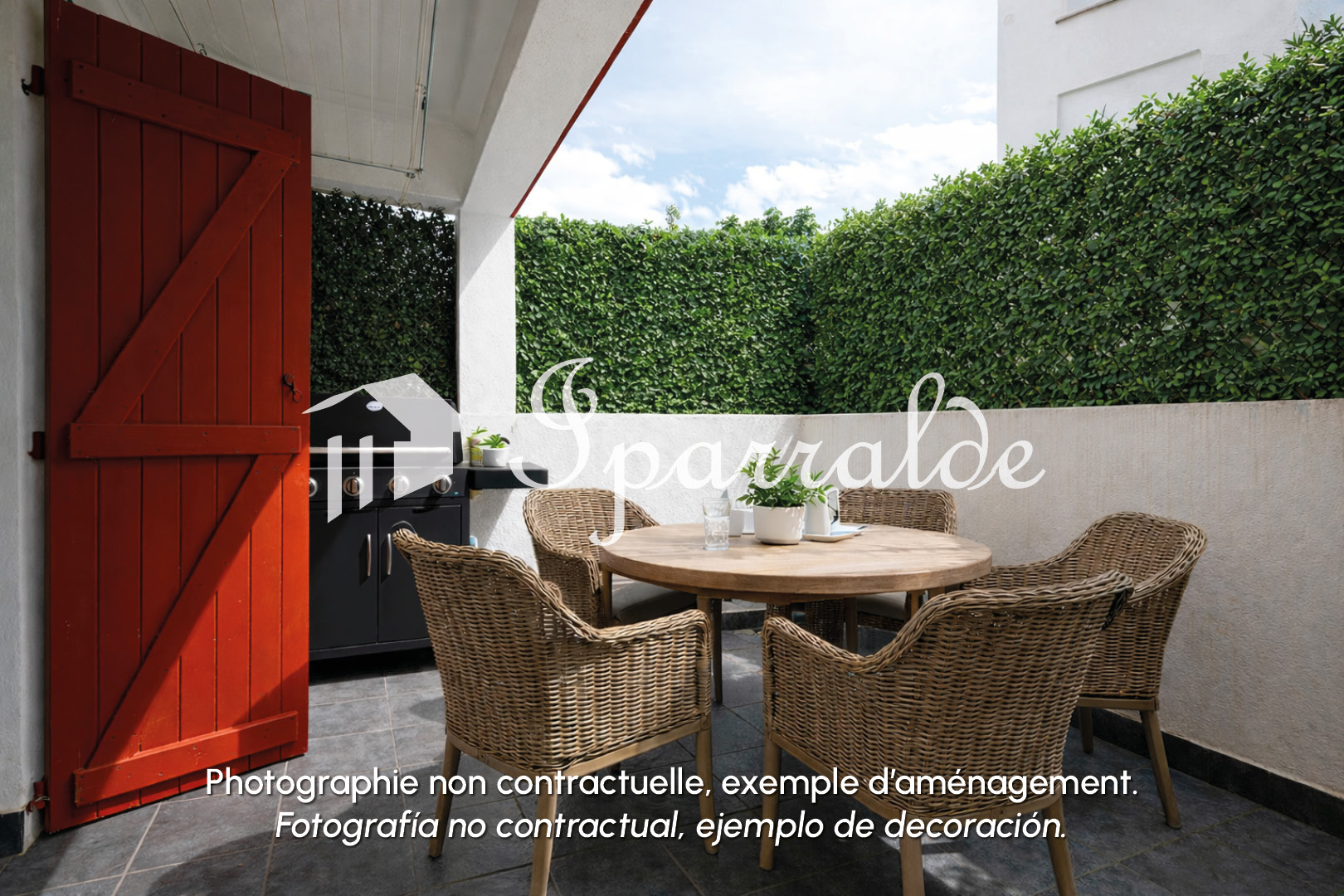 À 6 minutes à pied de la Grande Plage d’Hendaye, découvrez cet appartement T3 traversant situé dans une résidence récente et prisée, avec piscine, jardins et fronton.