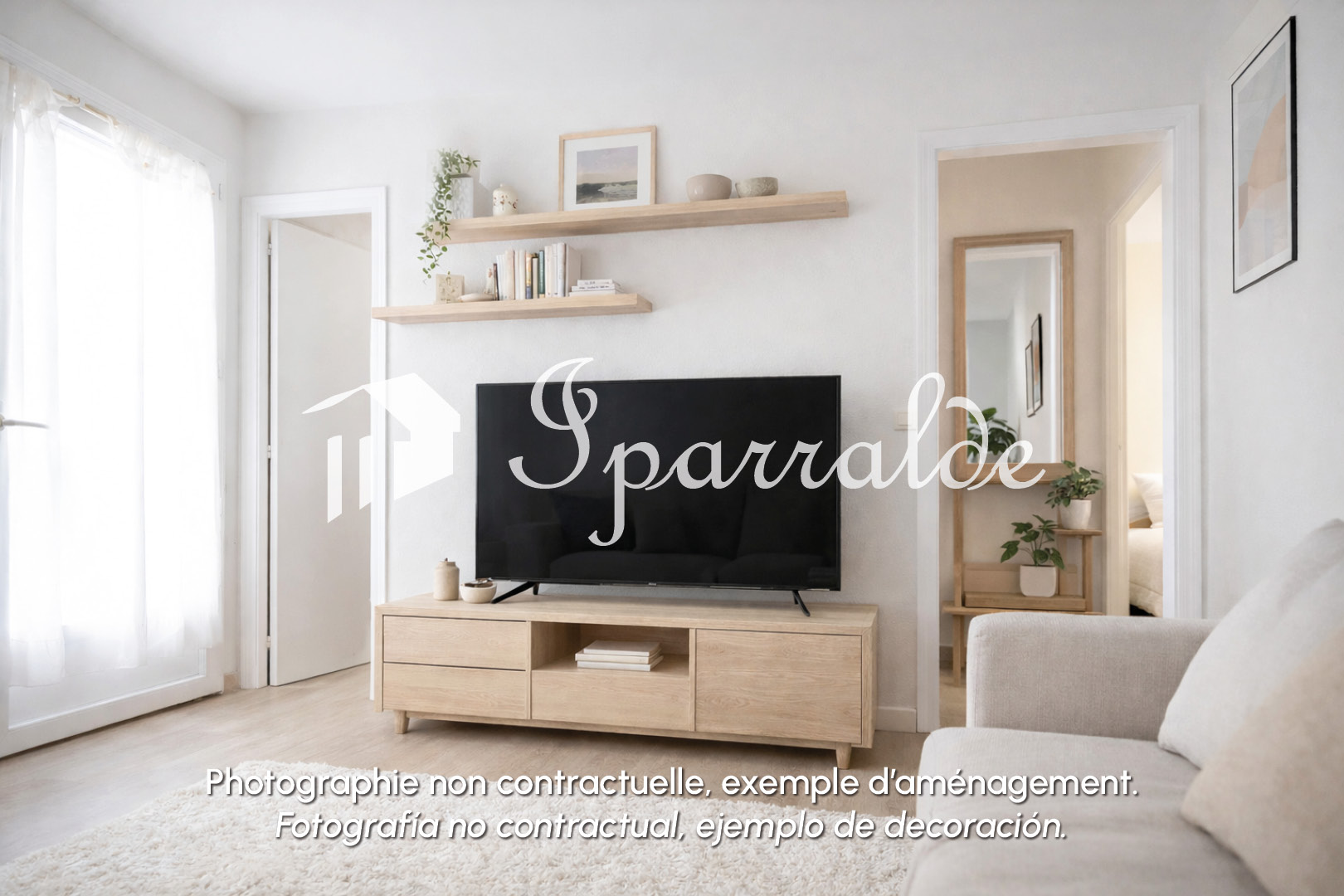 À 6 minutes à pied de la Grande Plage d’Hendaye, découvrez cet appartement T3 traversant situé dans une résidence récente et prisée, avec piscine, jardins et fronton.