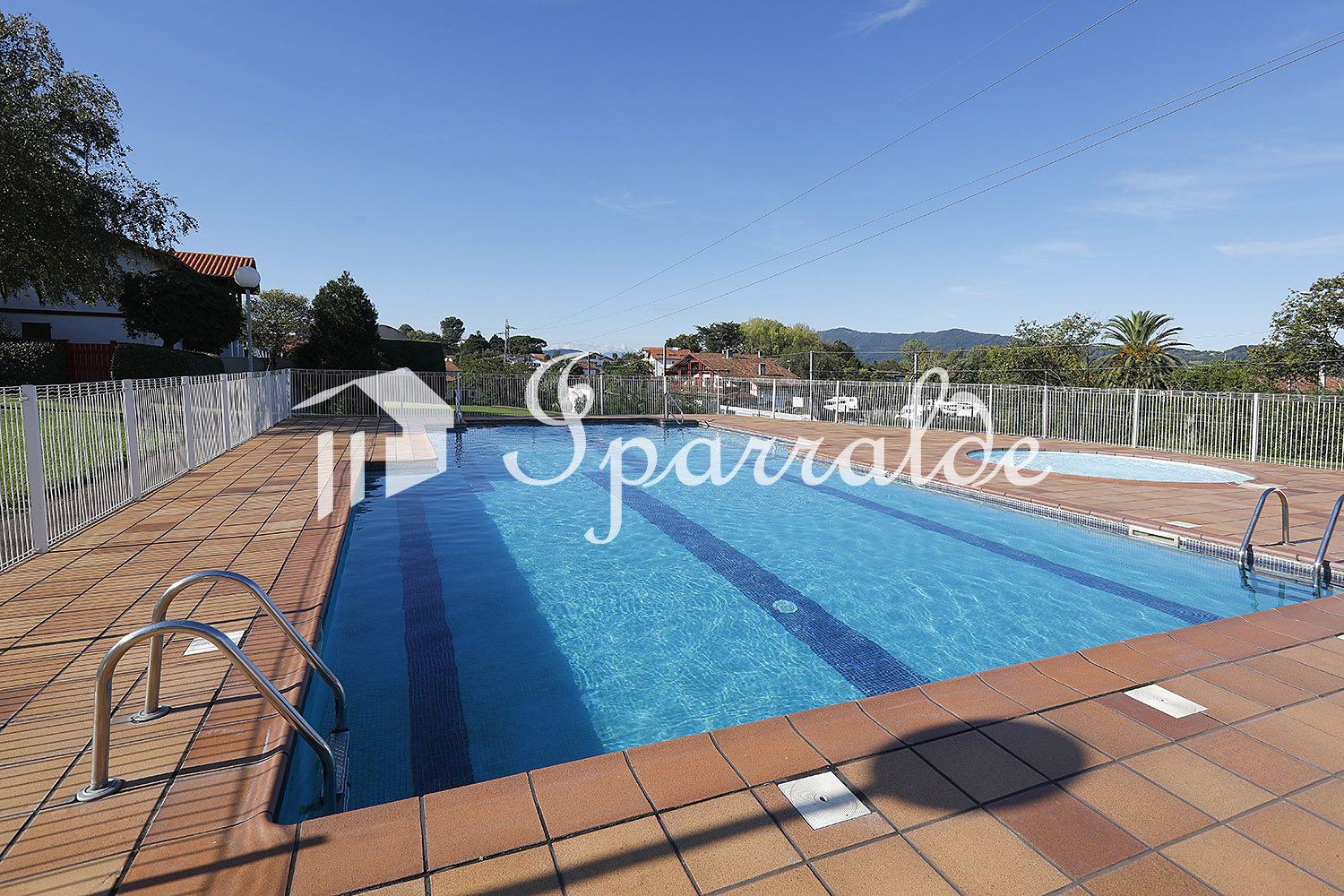 À 6 minutes à pied de la Grande Plage d’Hendaye, découvrez cet appartement T3 traversant situé dans une résidence récente et prisée, avec piscine, jardins et fronton. À 6 minutes à pied de la Grande Plage d’Hendaye, découvrez cet appartement T3 traversant situé dans une résidence récente et prisée, avec piscine, jardins et fronton.