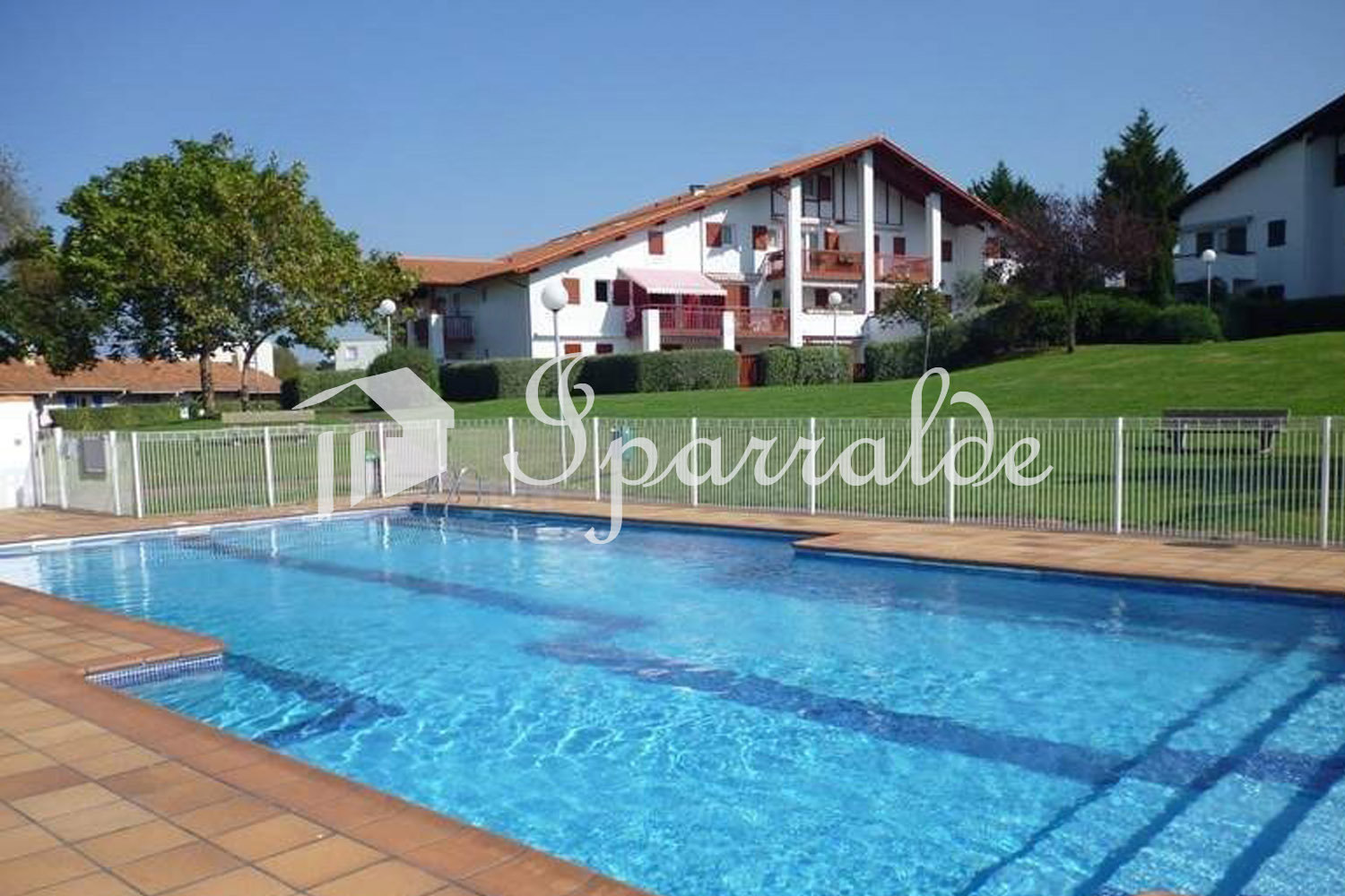 À 6 minutes à pied de la Grande Plage d’Hendaye, découvrez cet appartement T3 traversant situé dans une résidence récente et prisée, avec piscine, jardins et fronton. À 6 minutes à pied de la Grande Plage d’Hendaye, découvrez cet appartement T3 traversant situé dans une résidence récente et prisée, avec piscine, jardins et fronton.