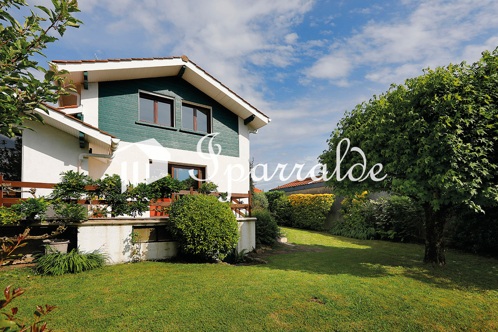 Hendaye - Maison individuelle avec vue sur la Baie, terrasses et garage fermé.