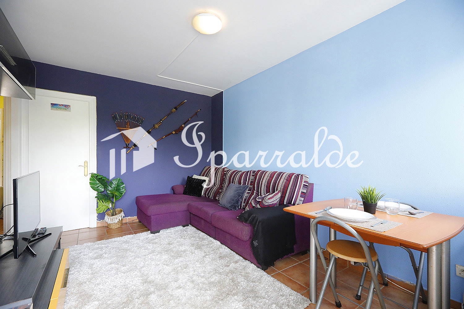 À 6 minutes à pied de la Grande Plage d’Hendaye, découvrez cet appartement T3 traversant situé dans une résidence récente et prisée, avec piscine, jardins et fronton. À 6 minutes à pied de la Grande Plage d’Hendaye, découvrez cet appartement T3 traversant situé dans une résidence récente et prisée, avec piscine, jardins et fronton.
