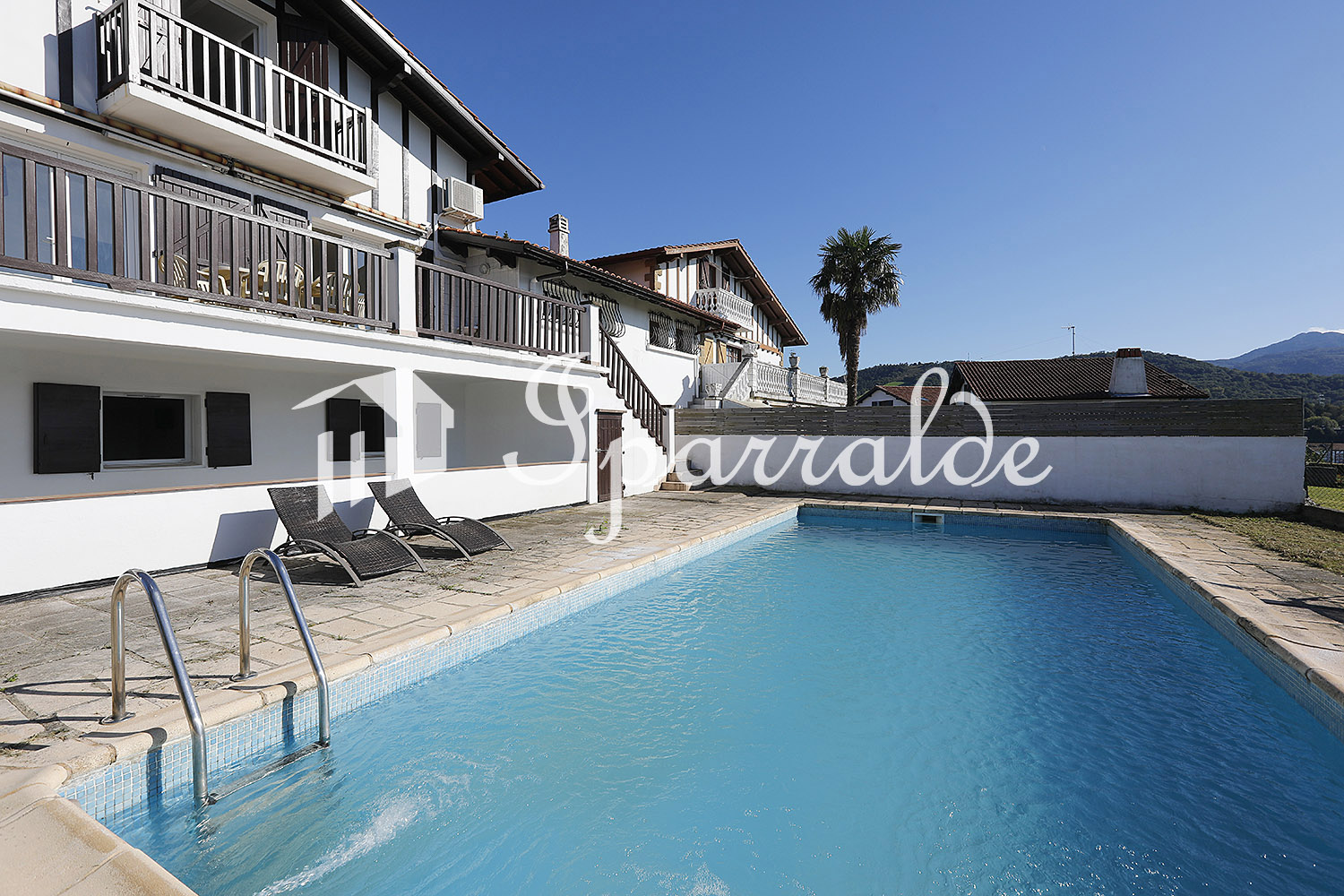 T4 AVEC GRANDE TERRASSE, JARDIN ET PISCINE AUX PORTES D’HENDAYE