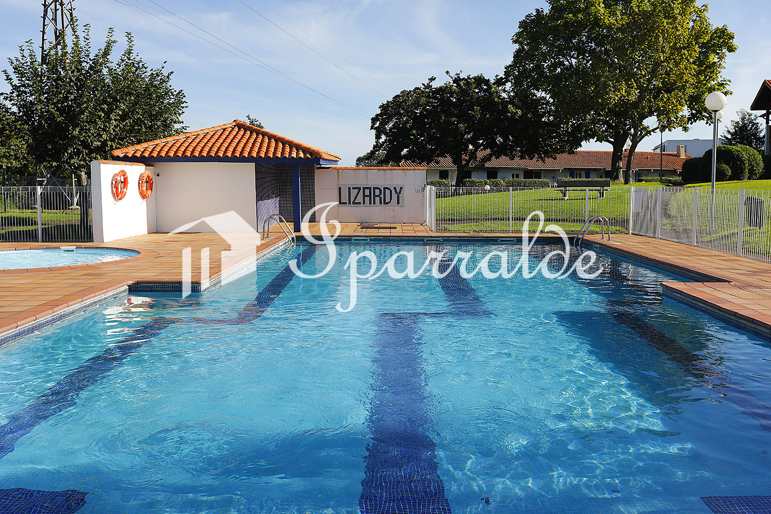 À 6 minutes à pied de la Grande Plage d’Hendaye, découvrez cet appartement T3 traversant situé dans une résidence récente et prisée, avec piscine, jardins et fronton. À 6 minutes à pied de la Grande Plage d’Hendaye, découvrez cet appartement T3 traversant situé dans une résidence récente et prisée, avec piscine, jardins et fronton.
