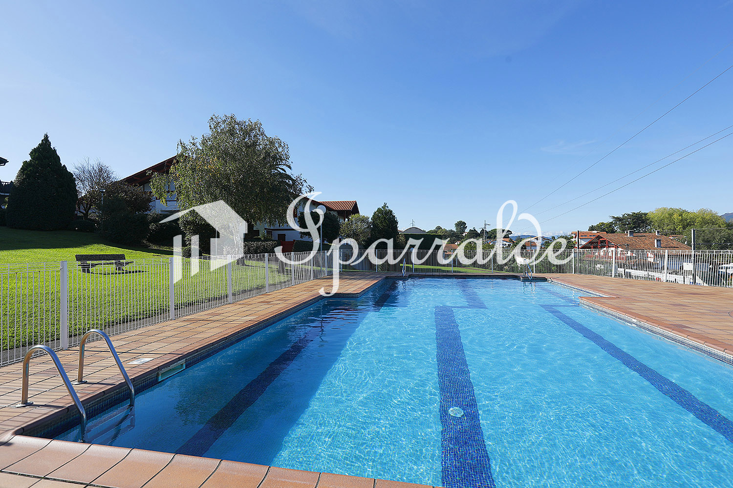 À 6 minutes à pied de la Grande Plage d’Hendaye, découvrez cet appartement T3 traversant situé dans une résidence récente et prisée, avec piscine, jardins et fronton. À 6 minutes à pied de la Grande Plage d’Hendaye, découvrez cet appartement T3 traversant situé dans une résidence récente et prisée, avec piscine, jardins et fronton.