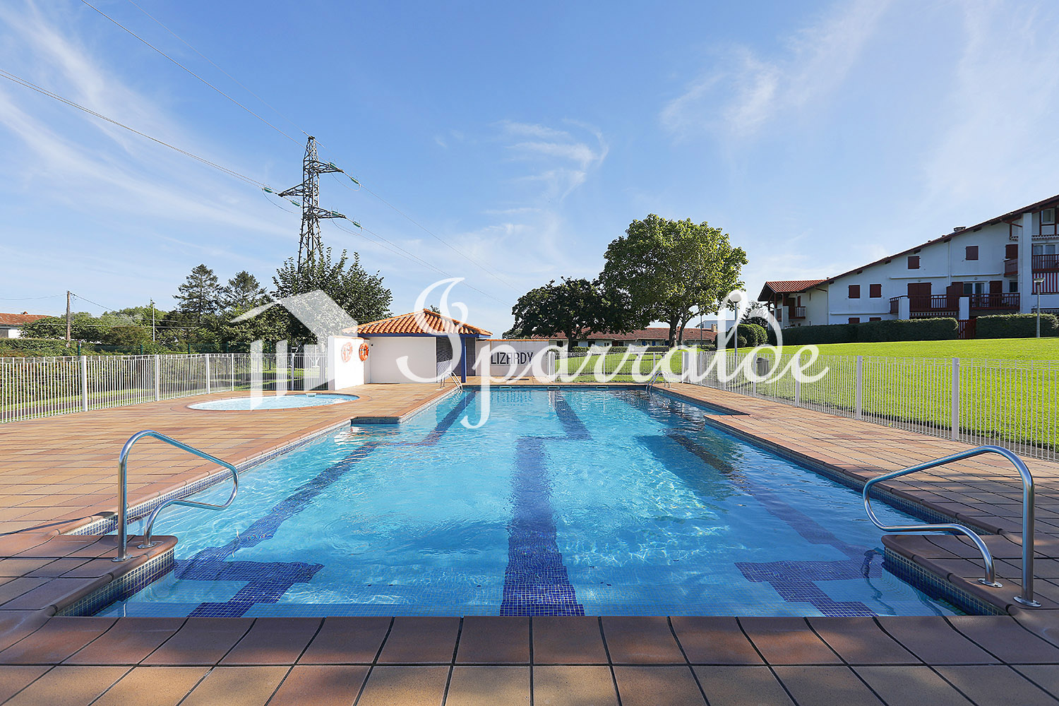 À 6 minutes à pied de la Grande Plage d’Hendaye, découvrez cet appartement T3 traversant situé dans une résidence récente et prisée, avec piscine, jardins et fronton. À 6 minutes à pied de la Grande Plage d’Hendaye, découvrez cet appartement T3 traversant situé dans une résidence récente et prisée, avec piscine, jardins et fronton.