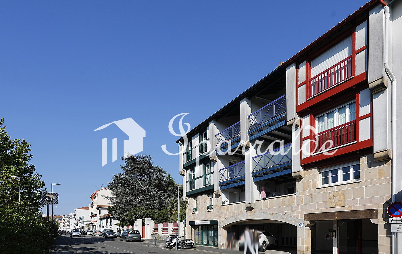 À Vendre: T3 soigné avec terrasse, celllier et ascenseur, dans un secteur pratique et paisible.