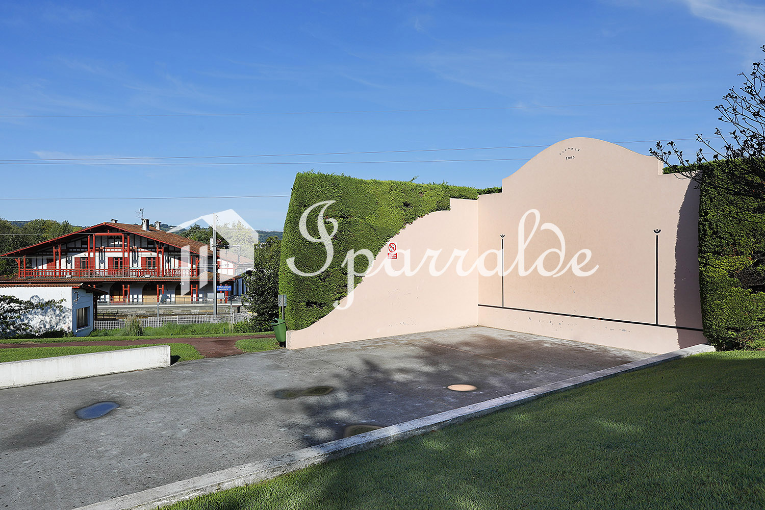 À 6 minutes à pied de la Grande Plage d’Hendaye, découvrez cet appartement T3 traversant situé dans une résidence récente et prisée, avec piscine, jardins et fronton. À 6 minutes à pied de la Grande Plage d’Hendaye, découvrez cet appartement T3 traversant situé dans une résidence récente et prisée, avec piscine, jardins et fronton.